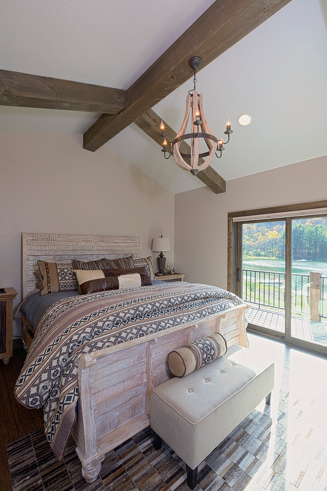 Idee per una camera da letto stile rurale con pareti beige, pavimento in legno massello medio, nessun camino e pavimento marrone