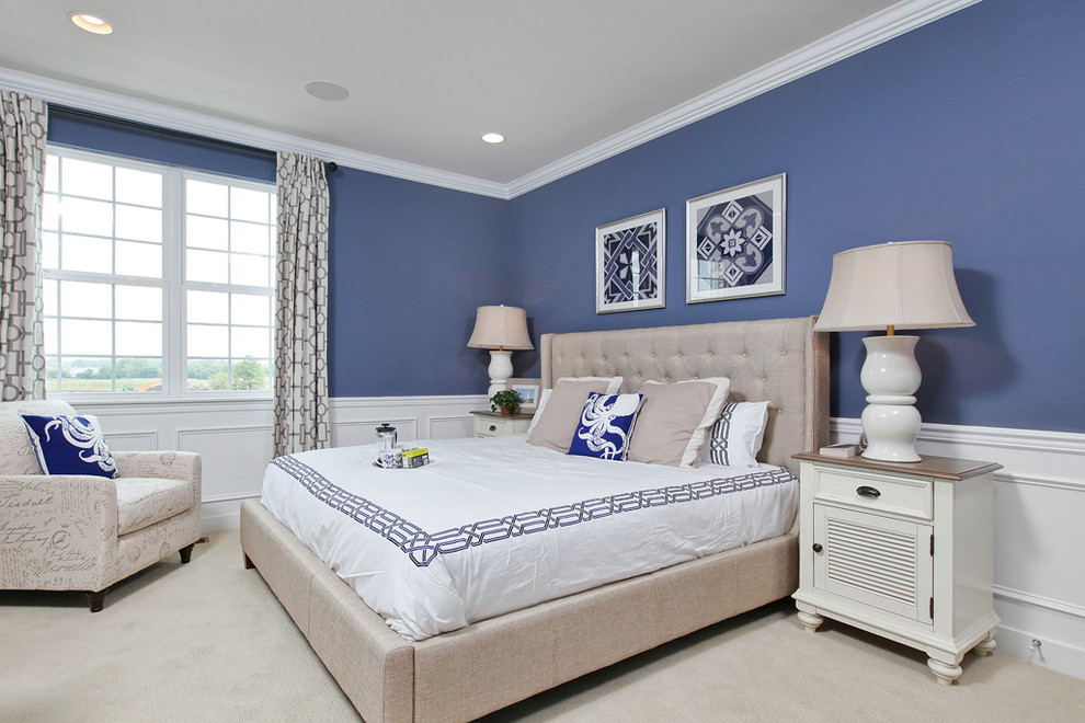 Ejemplo de dormitorio principal clásico de tamaño medio con paredes azules y moqueta