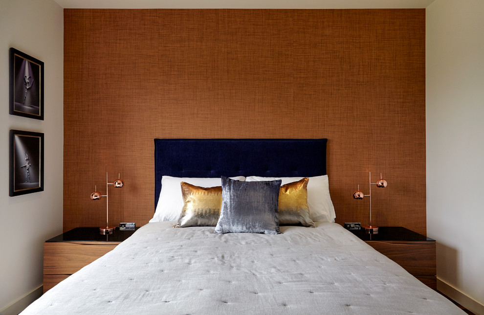 Diseño de habitación de invitados moderna pequeña sin chimenea con parades naranjas y suelo de madera oscura