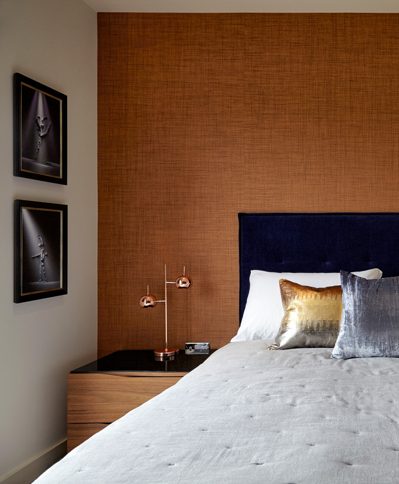 Свежая идея для дизайна: маленькая гостевая спальня (комната для гостей) в стиле модернизм с оранжевыми стенами и темным паркетным полом без камина для на участке и в саду - отличное фото интерьера
