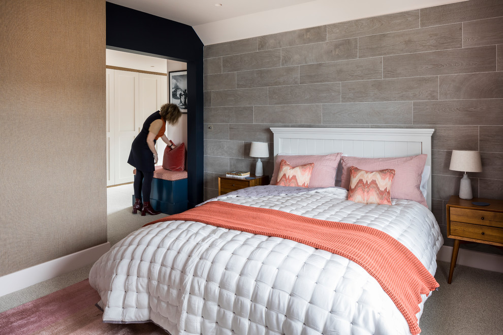 Inspiration pour une chambre avec moquette traditionnelle avec un mur beige et un sol beige.