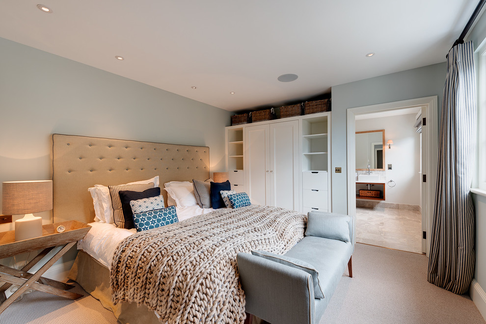 Свежая идея для дизайна: хозяйская спальня в морском стиле с серыми стенами и ковровым покрытием - отличное фото интерьера
