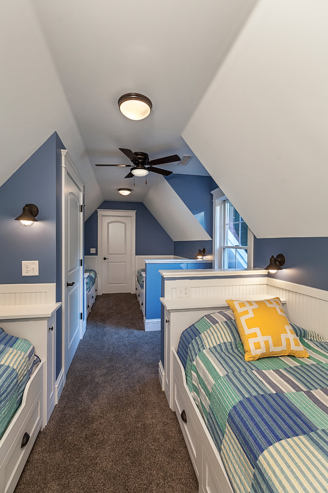 Exempel på ett mellanstort lantligt gästrum, med blå väggar, heltäckningsmatta och grått golv