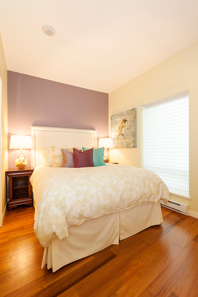 Imagen de habitación de invitados contemporánea pequeña con paredes grises y suelo de madera en tonos medios