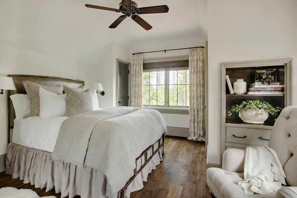 Klassisches Schlafzimmer mit weißer Wandfarbe, braunem Holzboden und braunem Boden in Sonstige