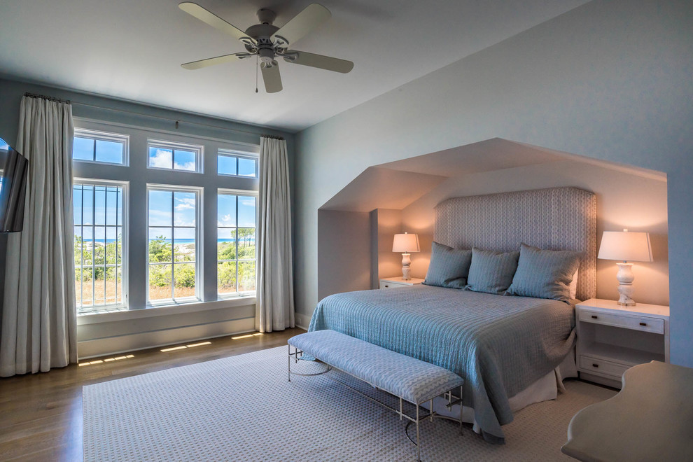 Geräumiges Shabby-Look Hauptschlafzimmer mit grauer Wandfarbe, hellem Holzboden und braunem Boden in Sonstige