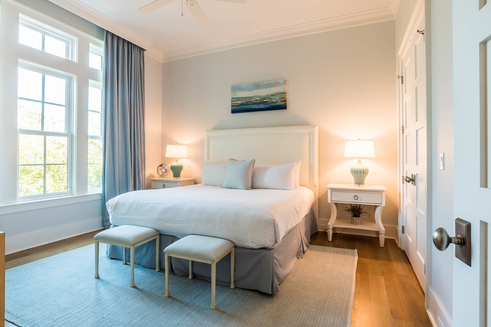 Ejemplo de habitación de invitados marinera extra grande con paredes grises, suelo marrón y suelo de madera en tonos medios