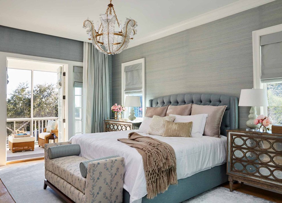 Ejemplo de dormitorio principal costero de tamaño medio sin chimenea con paredes grises y suelo de madera en tonos medios