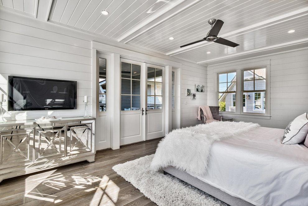 マイアミにある中くらいなビーチスタイルのおしゃれな主寝室 (白い壁、濃色無垢フローリング、暖炉なし、茶色い床) のインテリア