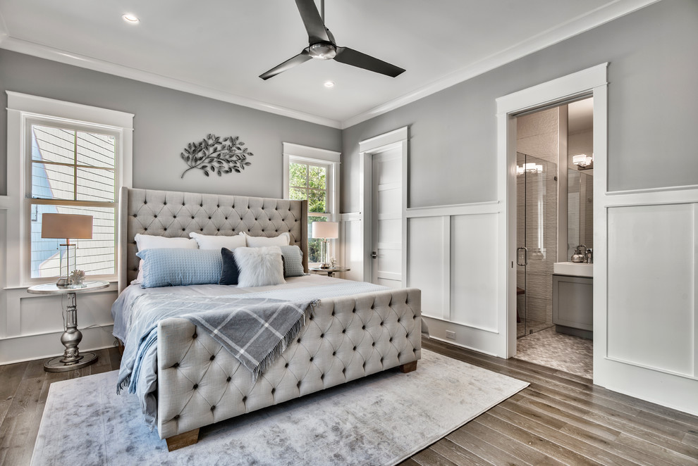 Foto de dormitorio principal costero de tamaño medio sin chimenea con paredes grises, suelo de madera en tonos medios y suelo beige