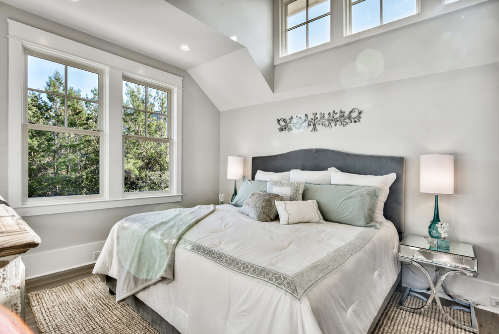 Пример оригинального дизайна: гостевая спальня среднего размера, (комната для гостей) в морском стиле с серыми стенами, темным паркетным полом и коричневым полом без камина