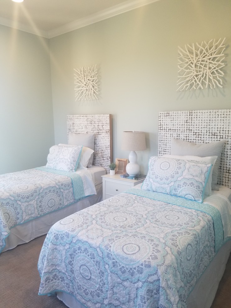 Immagine di una camera da letto design di medie dimensioni con pareti grigie, moquette, nessun camino e pavimento beige