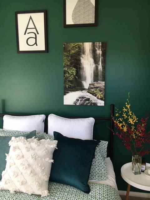 Свежая идея для дизайна: гостевая спальня (комната для гостей), среднего размера в стиле фьюжн с зелеными стенами, ковровым покрытием и серым полом - отличное фото интерьера
