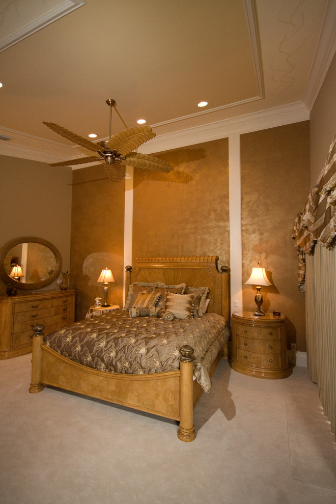 Immagine di una camera matrimoniale tropicale con pareti beige, moquette e pavimento beige