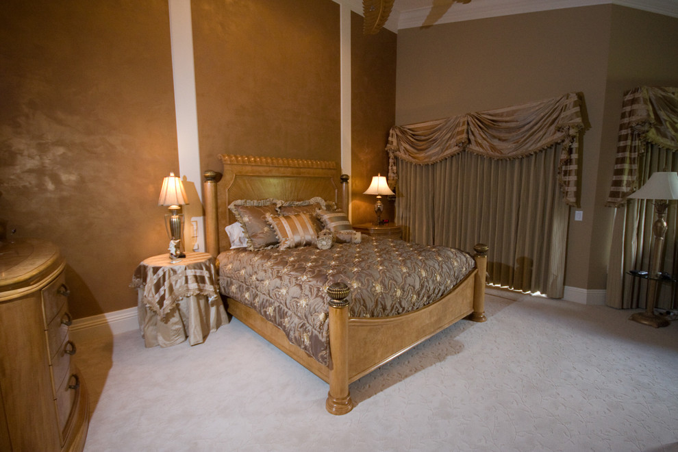 Foto di una camera matrimoniale tropicale con pareti beige, moquette e pavimento beige