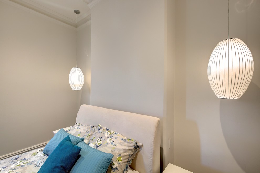 Diseño de dormitorio principal moderno de tamaño medio con paredes blancas, moqueta, marco de chimenea de madera y suelo gris
