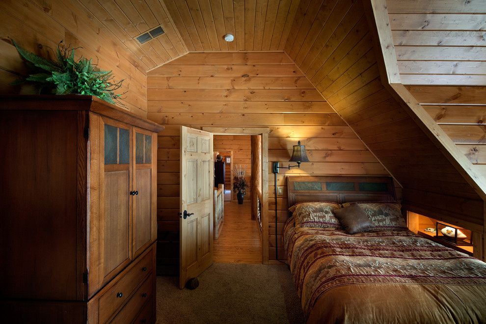 Свежая идея для дизайна: хозяйская спальня среднего размера в стиле рустика с ковровым покрытием без камина - отличное фото интерьера