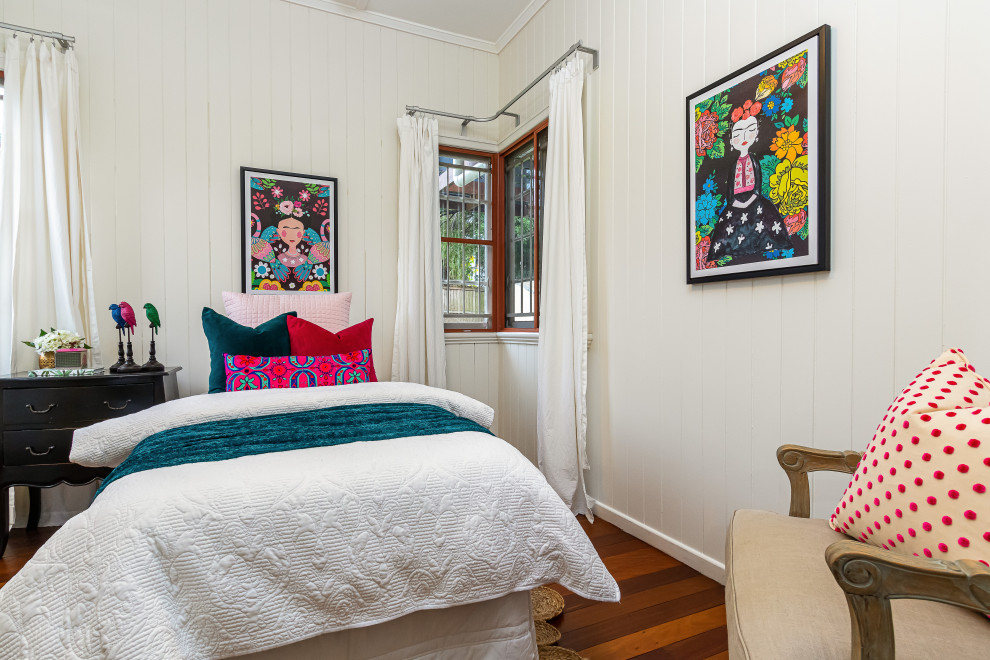 Klassisches Schlafzimmer mit weißer Wandfarbe, dunklem Holzboden, braunem Boden und Holzdielendecke in Brisbane