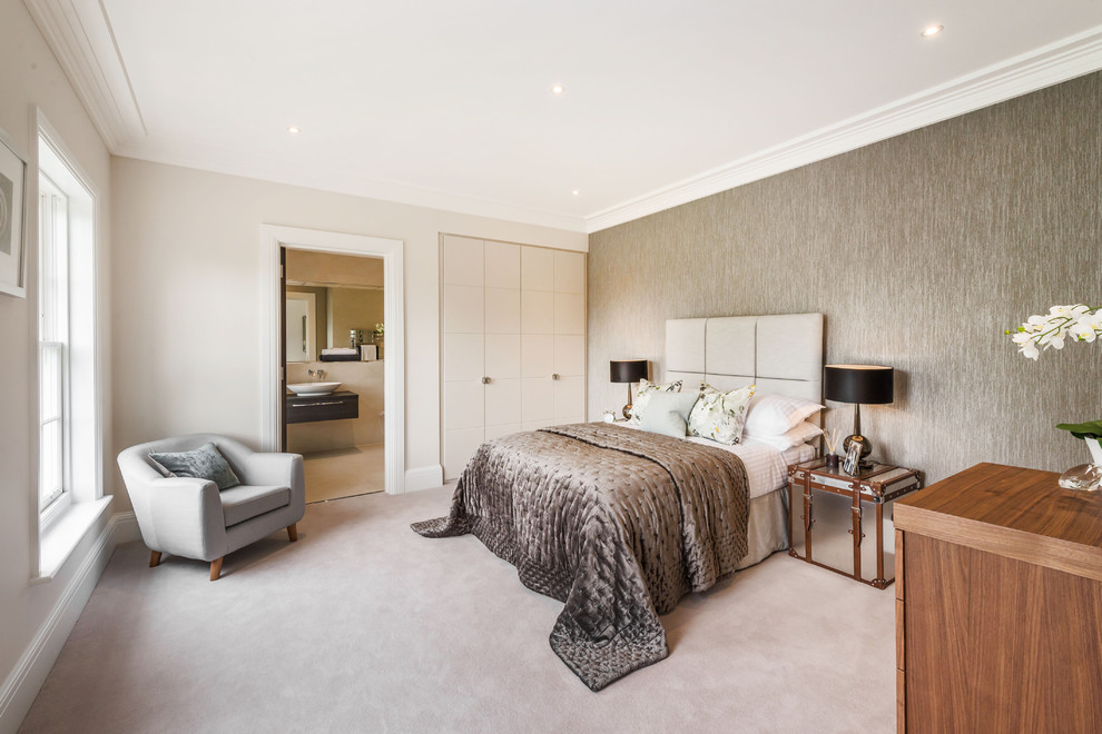 Modernes Hauptschlafzimmer mit grauer Wandfarbe und Teppichboden in Surrey