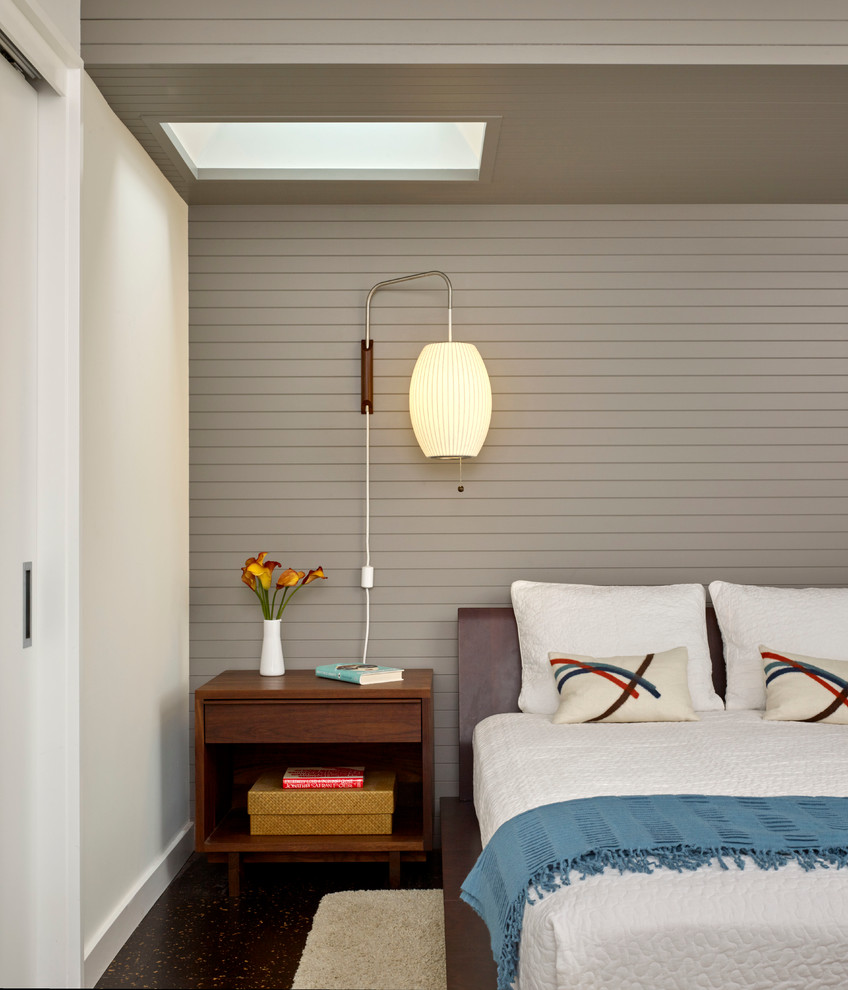 На фото: хозяйская спальня среднего размера в стиле модернизм с белыми стенами и пробковым полом