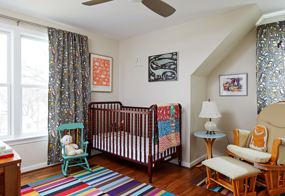 Aménagement d'une chambre de bébé contemporaine de taille moyenne avec un mur beige, un sol en bois brun et un sol marron.