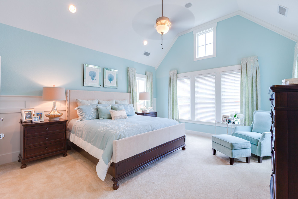 Idee per una grande camera matrimoniale costiera con pareti blu e moquette
