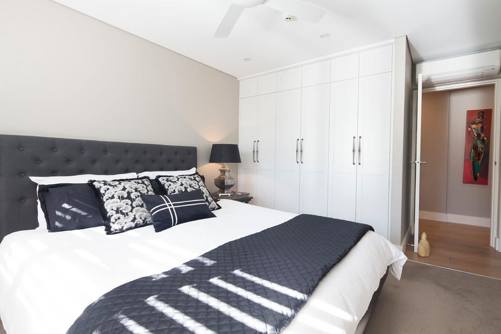 Modelo de dormitorio principal tradicional renovado de tamaño medio con paredes grises y moqueta