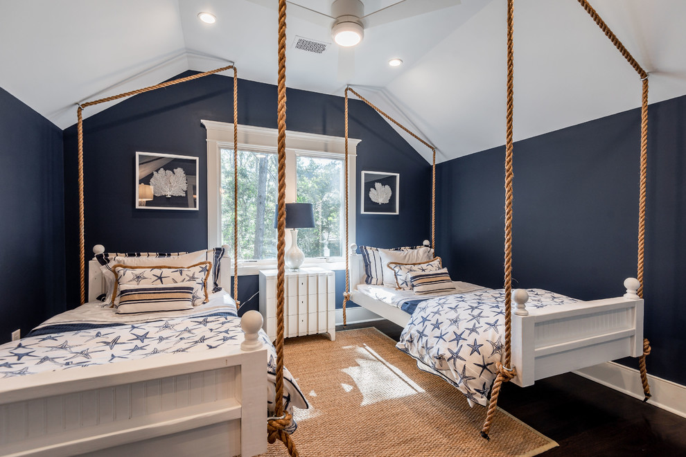 Ejemplo de dormitorio principal tradicional de tamaño medio con paredes azules, suelo de madera oscura y suelo marrón
