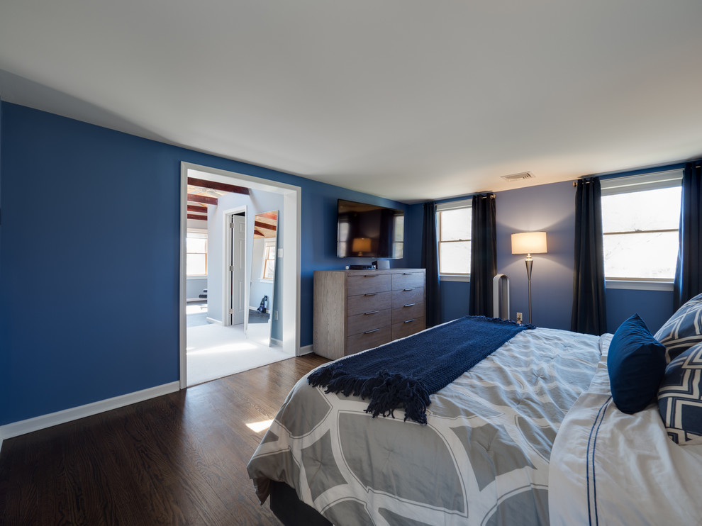 Стильный дизайн: большая хозяйская спальня в стиле неоклассика (современная классика) с синими стенами, темным паркетным полом и коричневым полом - последний тренд