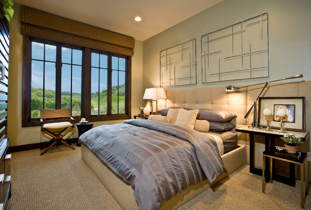 Esempio di una camera degli ospiti minimal di medie dimensioni con pareti beige e moquette