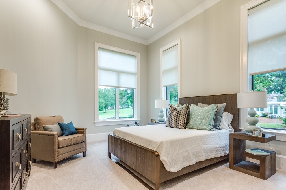 Diseño de dormitorio principal clásico renovado con paredes beige, moqueta y suelo beige