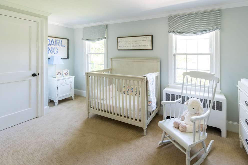 Imagen de habitación de bebé tradicional renovada de tamaño medio con paredes azules, moqueta y suelo beige
