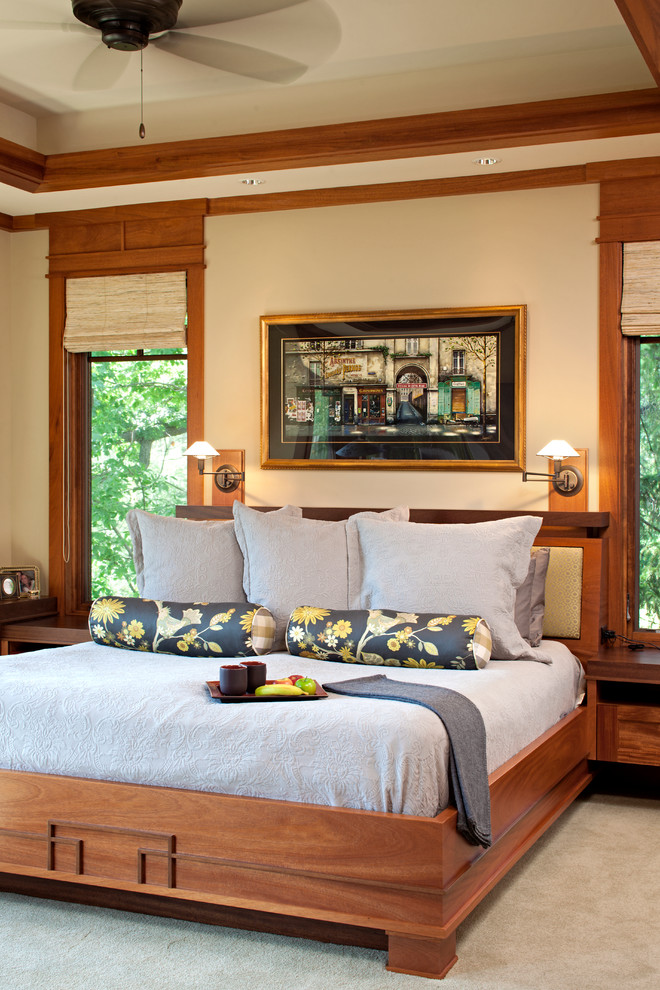 Пример оригинального дизайна: хозяйская спальня в стиле кантри с бежевыми стенами и ковровым покрытием