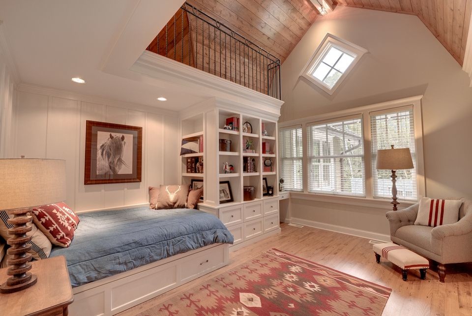 Foto de dormitorio tipo loft tradicional extra grande con paredes beige y suelo de madera clara