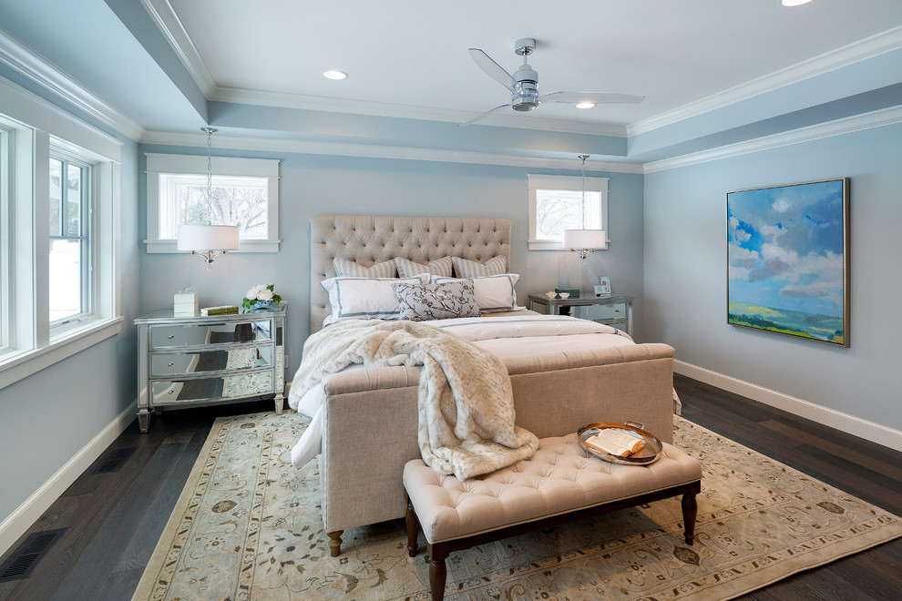 Свежая идея для дизайна: хозяйская спальня среднего размера в классическом стиле с синими стенами и темным паркетным полом - отличное фото интерьера