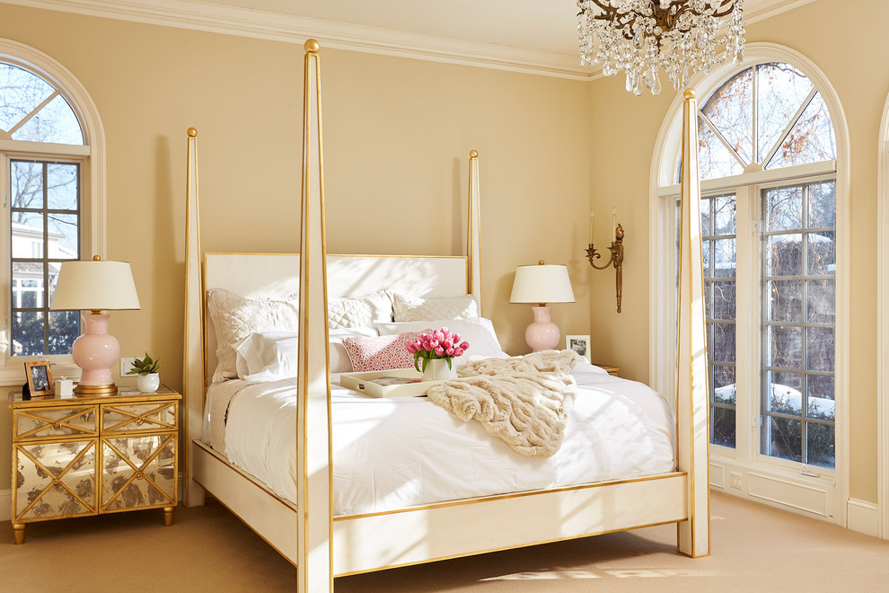 Ejemplo de dormitorio principal tradicional con paredes beige, moqueta, todas las chimeneas, marco de chimenea de madera y suelo beige
