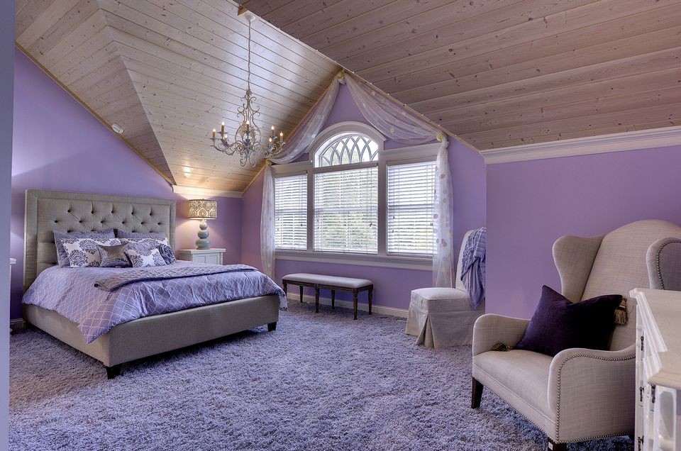 Inspiration för stora klassiska sovrum, med lila väggar och heltäckningsmatta