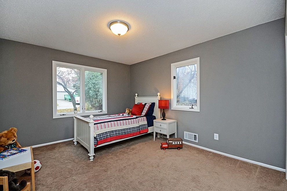 Modelo de habitación de invitados tradicional renovada de tamaño medio sin chimenea con paredes grises, moqueta y suelo beige