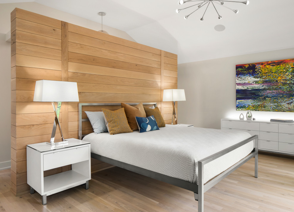 Mittelgroßes Modernes Hauptschlafzimmer mit weißer Wandfarbe, hellem Holzboden, gewölbter Decke, beigem Boden und Holzwänden in Minneapolis