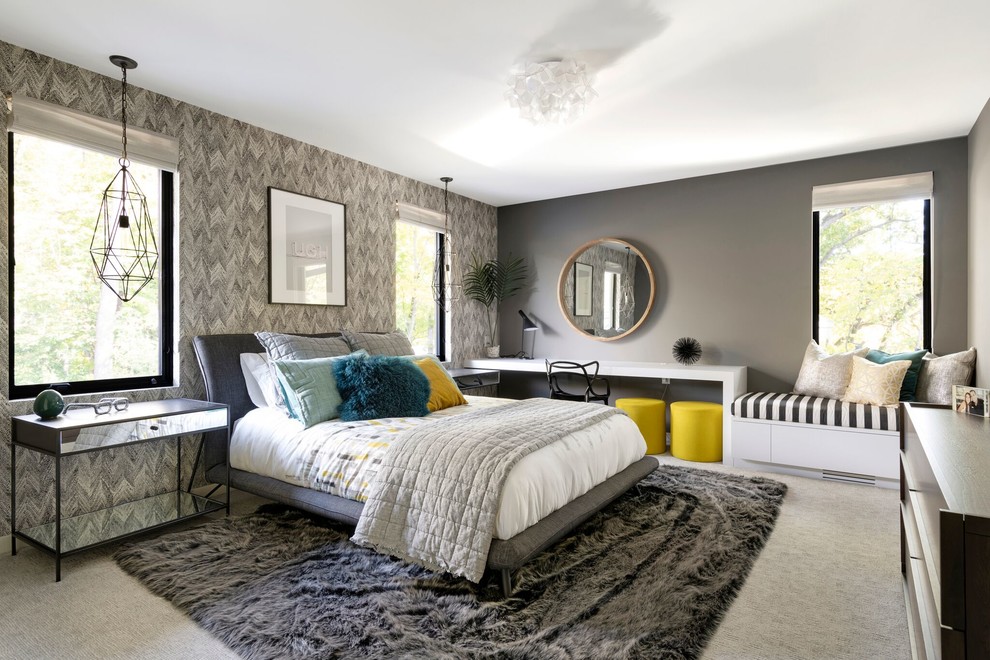 Modernes Schlafzimmer mit grauer Wandfarbe, Teppichboden und grauem Boden in Minneapolis