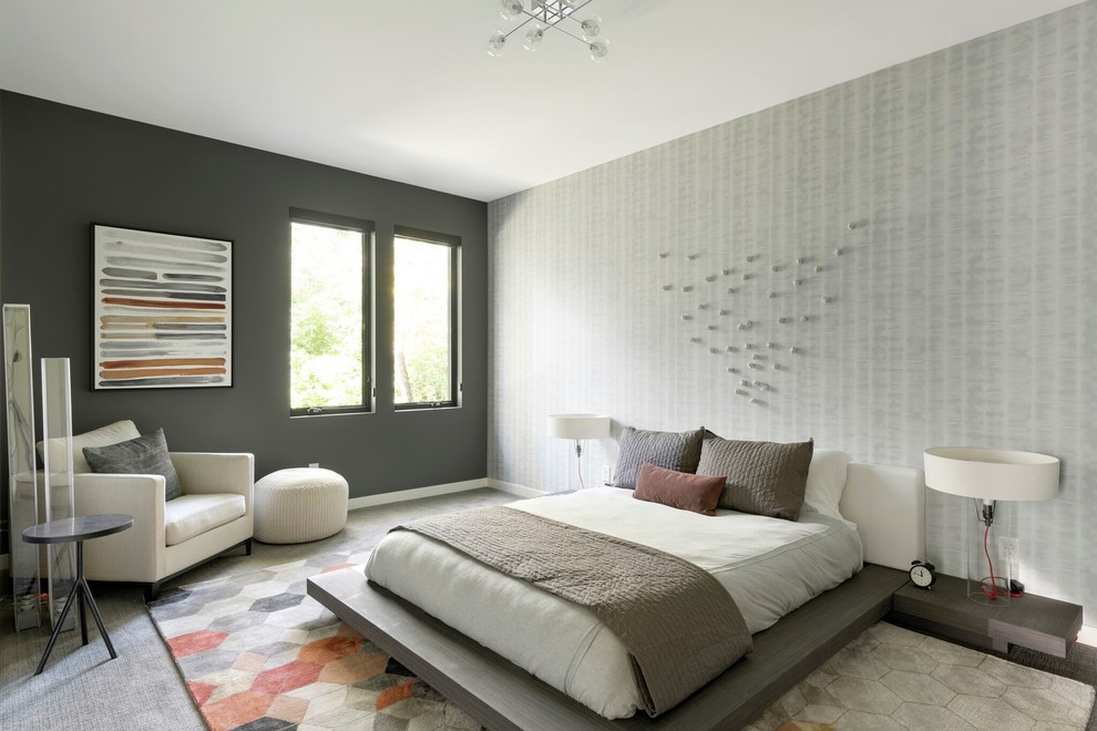 ミネアポリスにあるコンテンポラリースタイルのおしゃれな寝室 (グレーの壁、カーペット敷き、グレーの床) のレイアウト