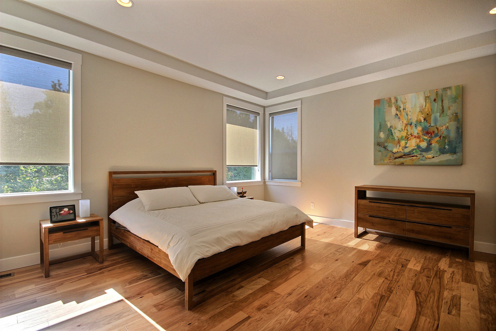 Стильный дизайн: большая хозяйская спальня в стиле модернизм с бежевыми стенами, паркетным полом среднего тона и коричневым полом без камина - последний тренд