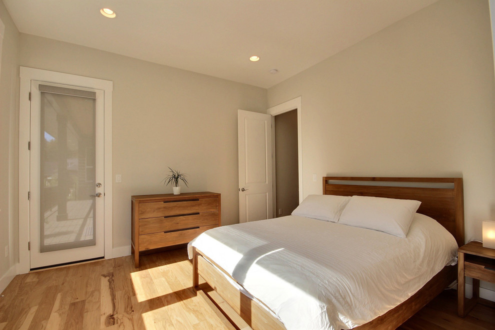 Aménagement d'une grande chambre d'amis moderne avec un mur beige, un sol en carrelage de porcelaine, aucune cheminée et un sol gris.