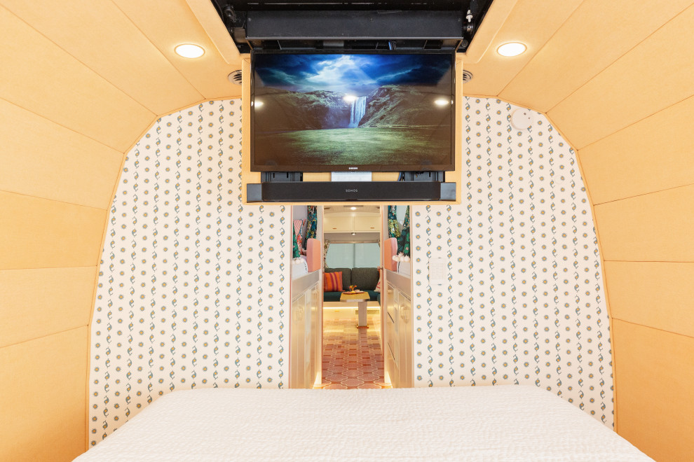 Kleines Stilmix Schlafzimmer im Loft-Style mit gelber Wandfarbe in Los Angeles