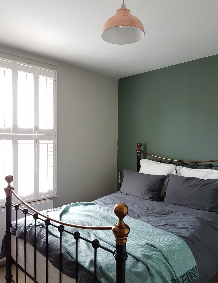 Imagen de dormitorio principal tradicional pequeño con paredes verdes