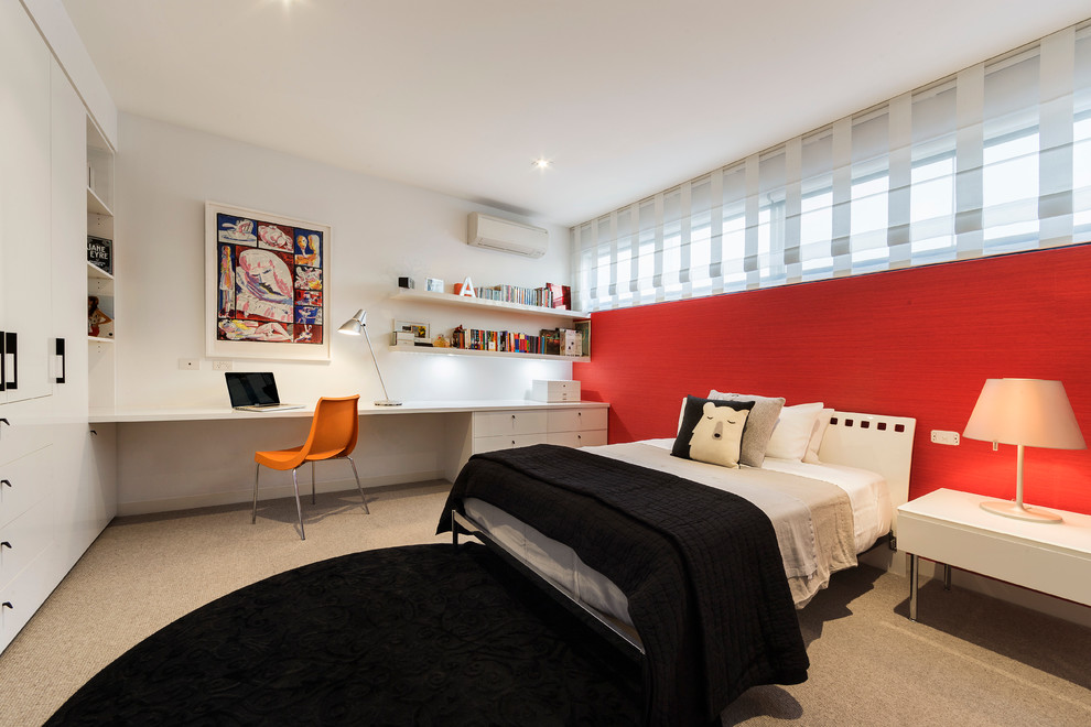 На фото: гостевая спальня (комната для гостей) в стиле модернизм с красными стенами и ковровым покрытием с
