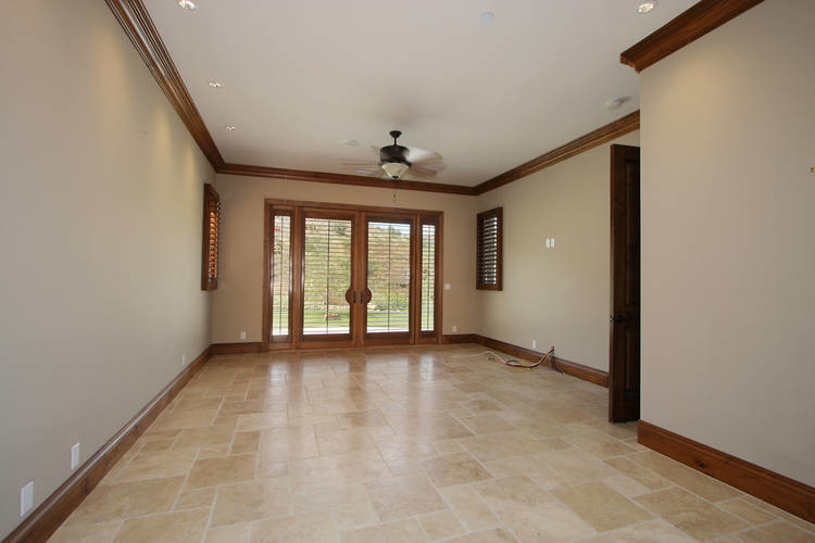 Foto på ett stort medelhavsstil huvudsovrum, med beige väggar och travertin golv