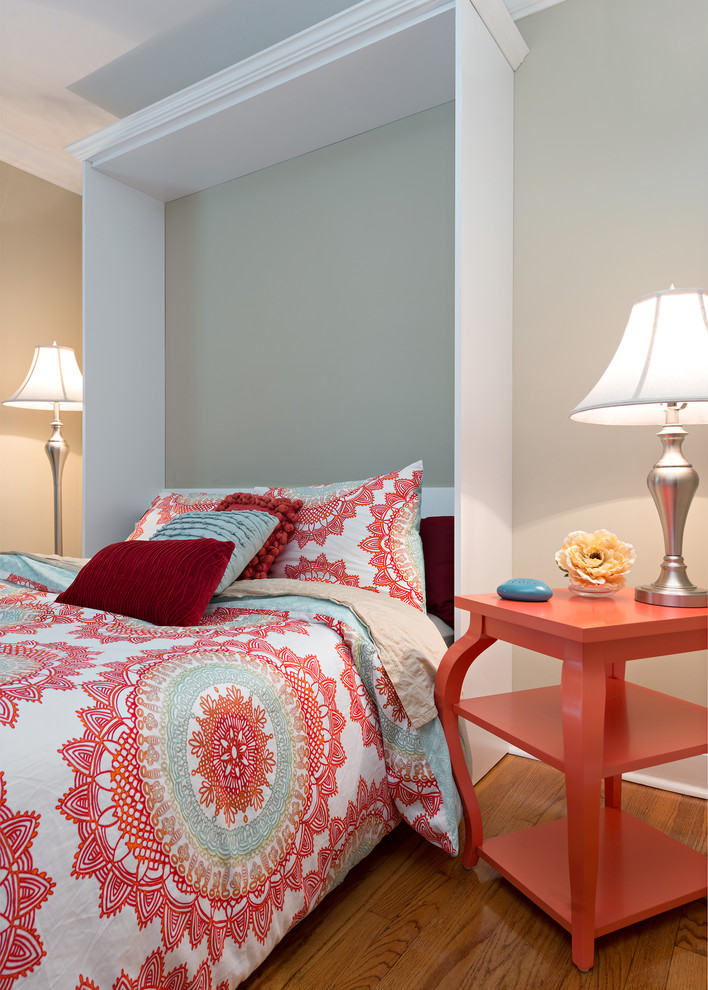 Ejemplo de habitación de invitados tradicional de tamaño medio sin chimenea con paredes beige y suelo de madera en tonos medios