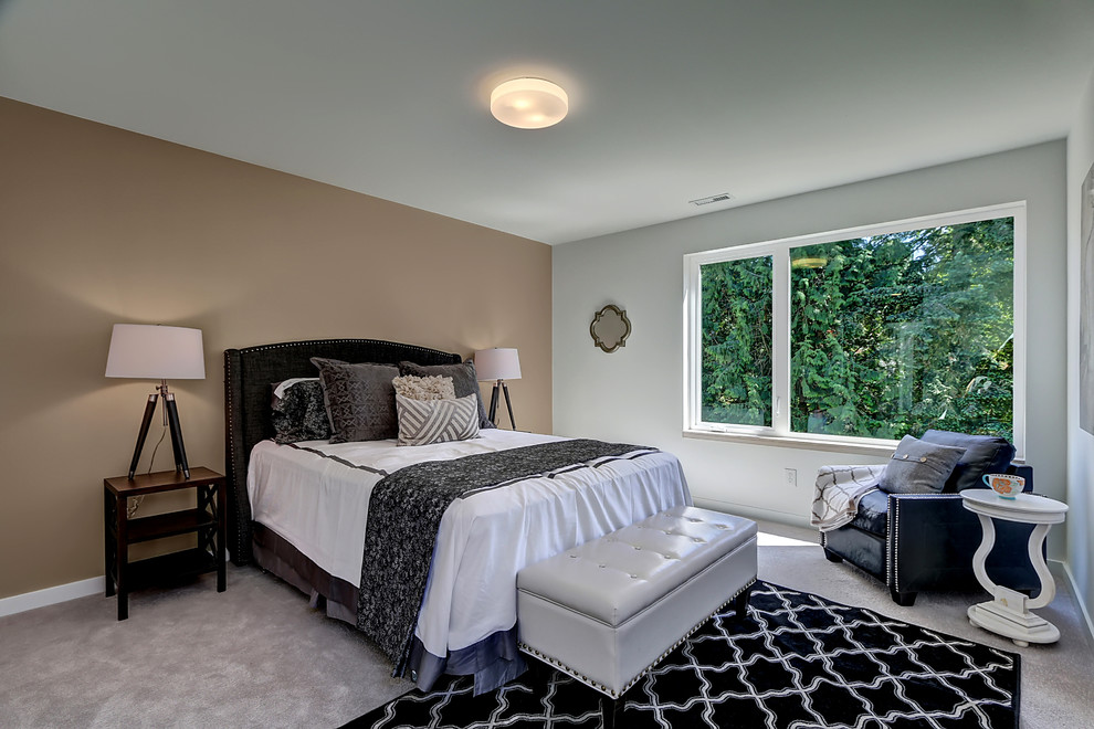 Modelo de dormitorio clásico renovado con paredes marrones y moqueta
