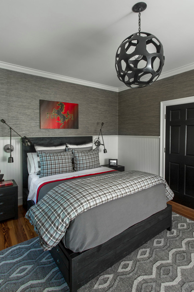Großes Modernes Schlafzimmer ohne Kamin mit grauer Wandfarbe und braunem Holzboden in Charlotte